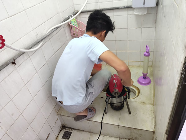 佛罗镇管道堵塞冒臭气 专业师傅现场解决问题
