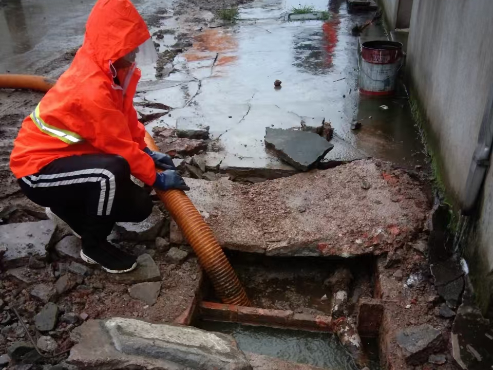 佛罗镇专业清理污水池 炜誉市政以规范流程守护城市 “肠道”